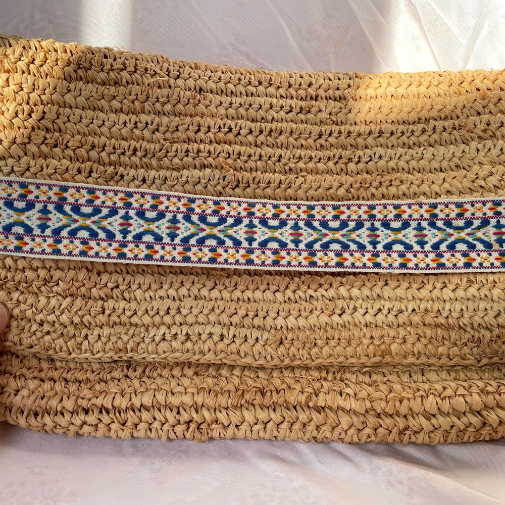 Summer raffia clutch